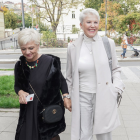 Eva Štědrá, manželka legendárního umělce, chodí kompletně zahalená do něžné smetanové barvy. 