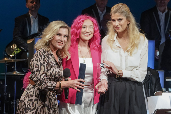 FOTO: Leona Machálková a Tereza Mašková. – stránka 8