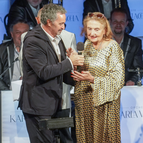 Martin Dejdar předával cenu Evě Holubové.