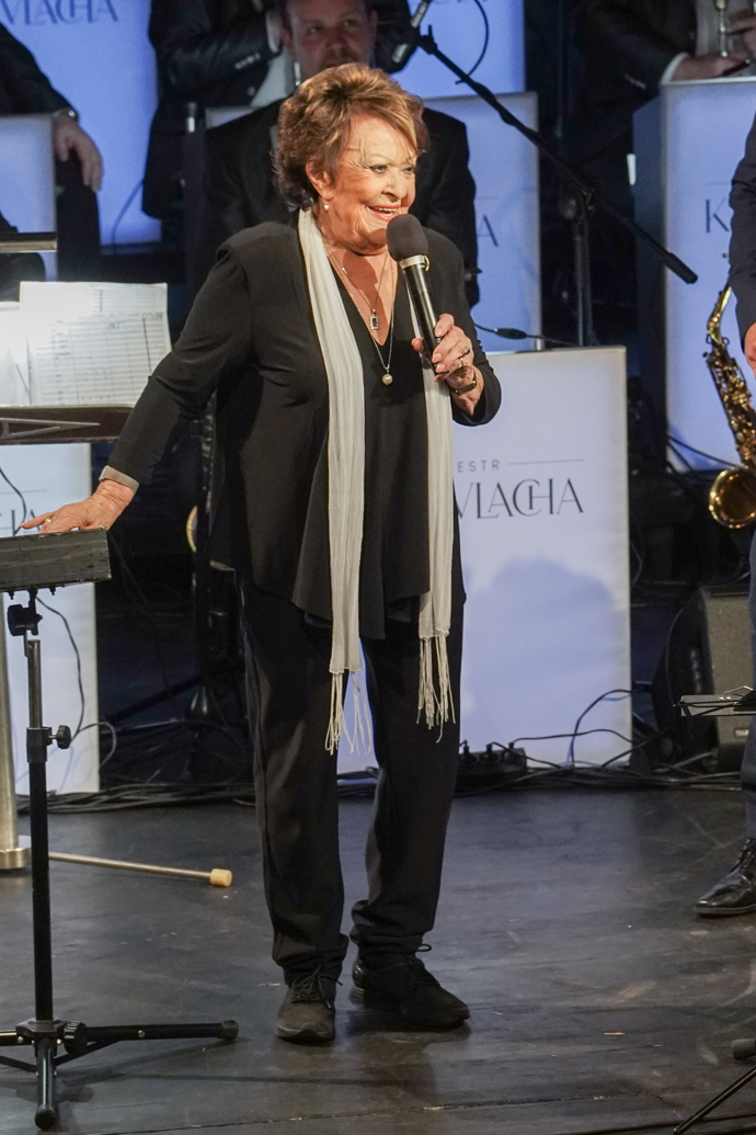 FOTO: Jiřina Bohdalová rozdávala úsměvy. – stránka 18
