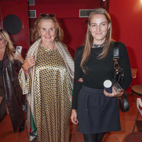 O doprovod se herečce postarala dcera Karolína Zdeňková. Ta se rozhodla pro kompletně tmavý outfit složený z teplé zimní sukně, černého svetru s dlouhým rukávem a černých punčoch. 