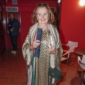 Saténové šaty se vzorem vynesla Eva Holubová už v létě na filmový festival v Karlových Varech. Teď je doplnila barevným šátkem Gucci a zelenou prošívanou kabelkou Chanel. 