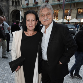 Herec a dabér Pavel Soukup spolu s manželkou Isabelou vsadili na černou s krémovými a bílými akcenty.