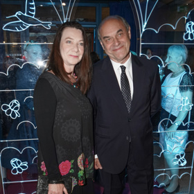 Černá byla nejbližší i manželům Táborským. Herec Miroslav Táborský oblek oživil bílou košilí, zatímco u jeho manželky Kateřiny rozbily příliš tmavý outfit květinové detaily na sukni.