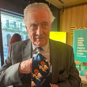 Herec Petr Kostka se Lifee hrdě pochlubil svou milovanou kravatou od tchyně. 