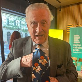 Kravatu prý Petr Kostka dostal od tchyně před neskutečnými padesáti lety. 