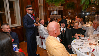 FOTO: Osmany Laffita promluvil u jejich stolu.