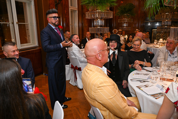 FOTO: Osmany Laffita promluvil u jejich stolu. – stránka 1