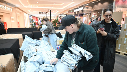FOTO: Už první den se na ztracené balíčky vrhla řada navštěvníků.