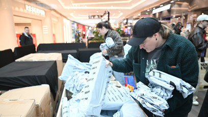 FOTO: Koncept pop-up prodeje ztracených balíčků přináší do Prahy francouzský start-up King Colis.