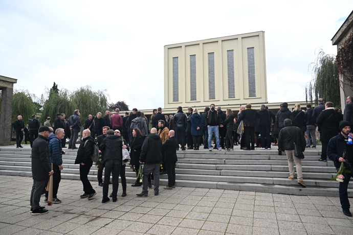 FOTO: Poslední rozloučení s Šatrou proběhlo v pondělí 13. října dopoledne ve strašnickém krematoriu. – stránka 23
