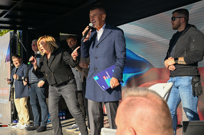 FOTO: Andrej Babiš mluvil z pódia. – stránka 166