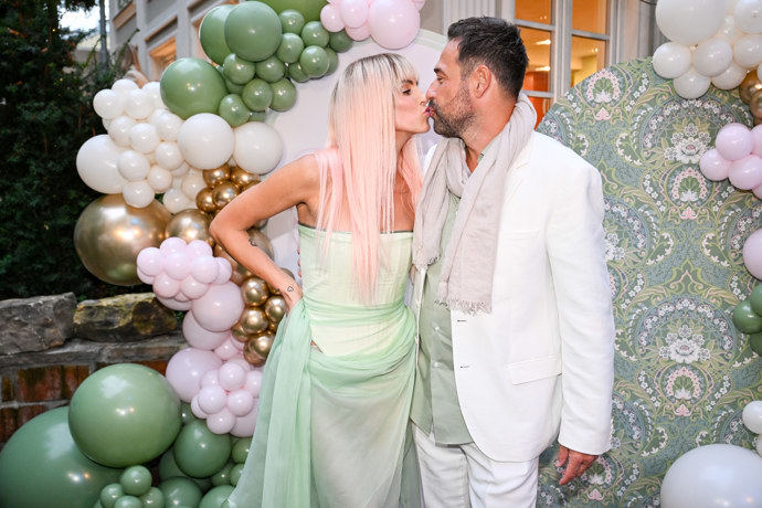 FOTO: Majitelka s partnerem. – stránka 19