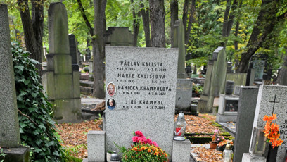 FOTO: Hrob Jiřího Krampola má konečně finální podobu.
