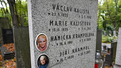 FOTO: S uložením jeho urny do rodinného hrobu souhlasila sestra Krampolové Marie Kottová.