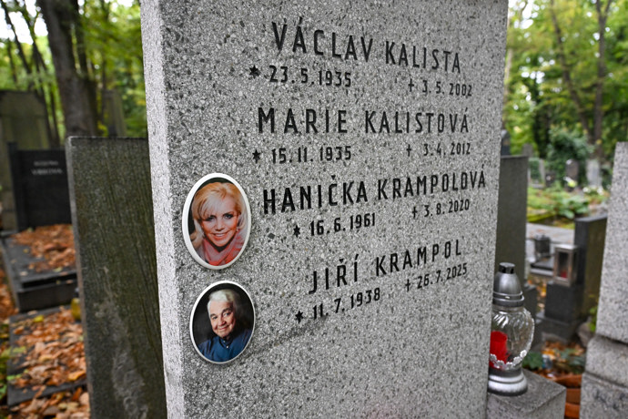 FOTO: S uložením jeho urny do rodinného hrobu souhlasila sestra Krampolové Marie Kottová. – stránka 5