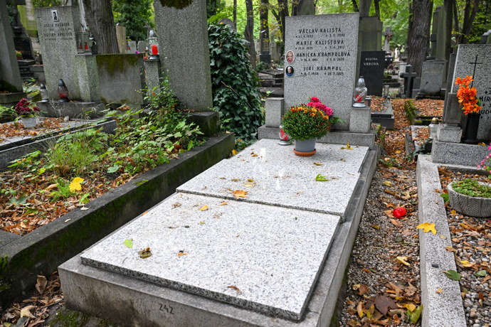 FOTO: Hrob Jiřího Krampola je na pražských Olšanech. – stránka 3