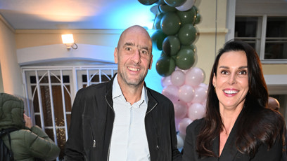 FOTO: Jan Koller a jeho přítelkyně na otevřené nového kadeřnictví.