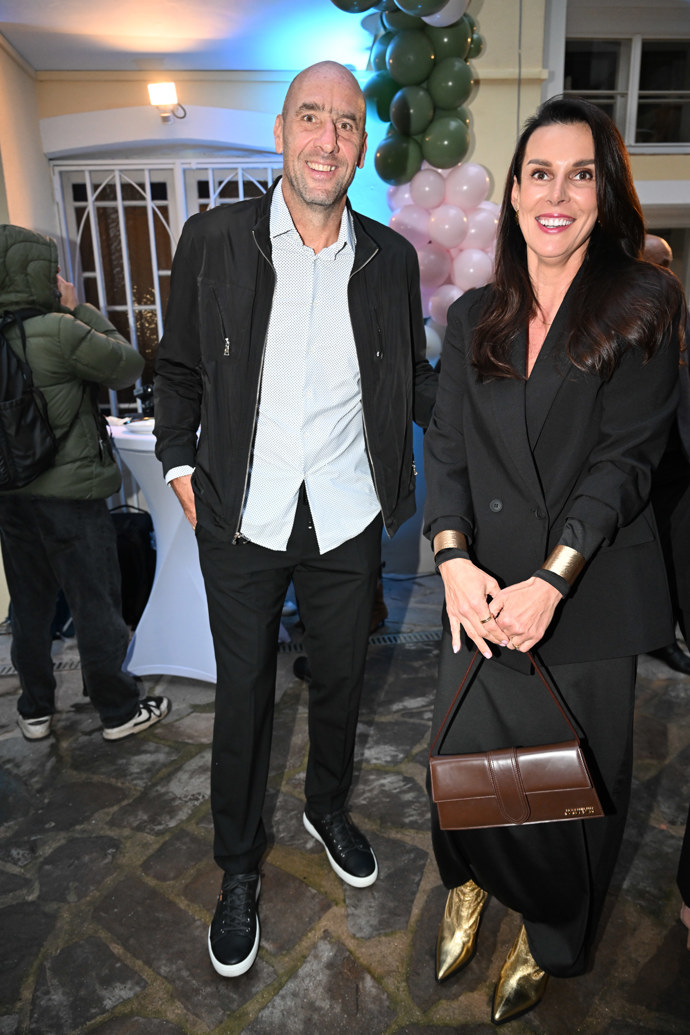 FOTO: Jan Koller a jeho přítelkyně na otevřené nového kadeřnictví. – stránka 14