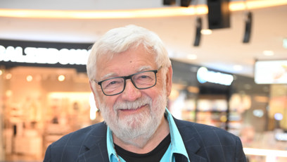 FOTO: Josef Klíma se svojí novou knihou.