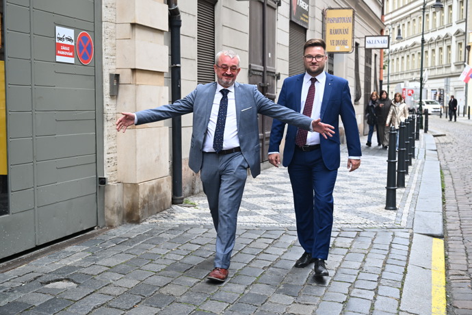 FOTO: Poslanec Marek Benda při příchodu do štábu SPOLU. – stránka 40