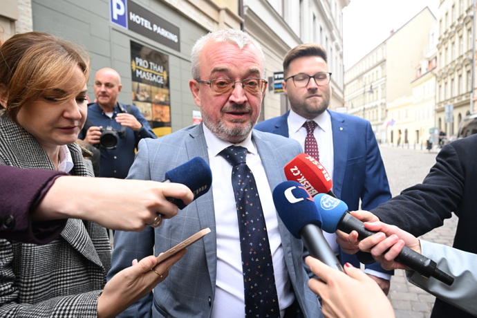 FOTO: Poslanec Marek Benda při příchodu do štábu SPOLU. – stránka 38