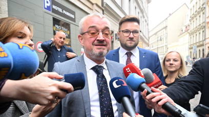 FOTO: Poslanec Marek Benda při příchodu do štábu SPOLU.