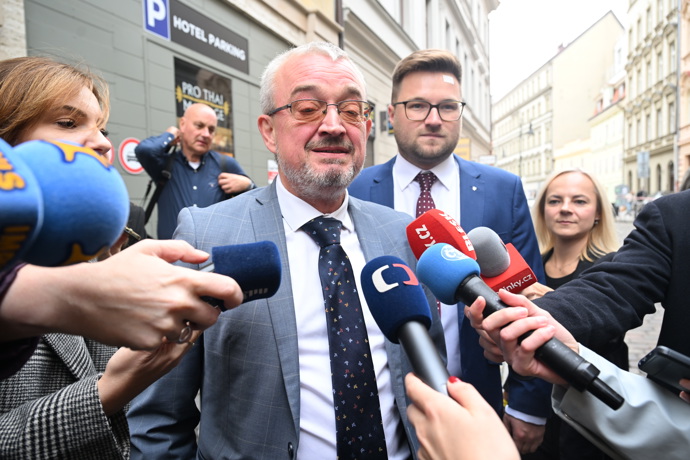 FOTO: Poslanec Marek Benda při příchodu do štábu SPOLU. – stránka 37