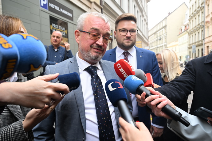 FOTO: Poslanec Marek Benda při příchodu do štábu SPOLU. – stránka 36