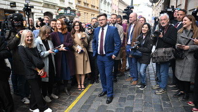 FOTO: Mluvčí s novináři před štábem SPOLU.