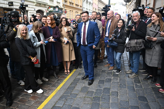 FOTO: Mluvčí s novináři před štábem SPOLU.