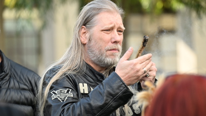 FOTO: Na pohřbu byl zapálen joint.