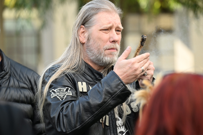 FOTO: Na pohřbu byl zapálen joint. – stránka 16