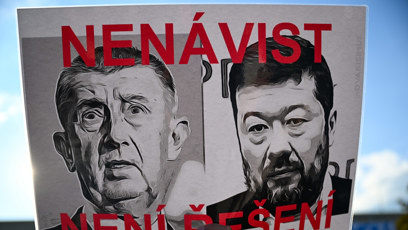 FOTO: Protestující s transparenty na mítinku hnutí ANO.