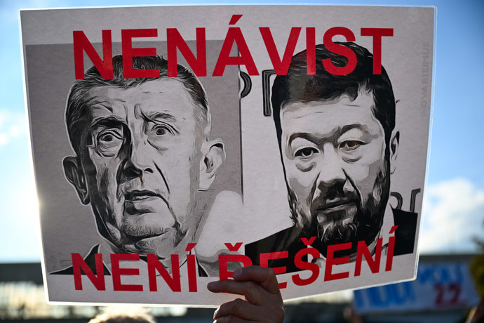 FOTO: Protestující s transparenty na mítinku hnutí ANO. – stránka 7