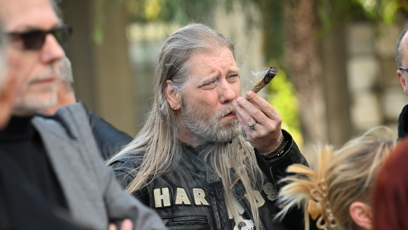 FOTO: Na pohřbu se zapálil joint.