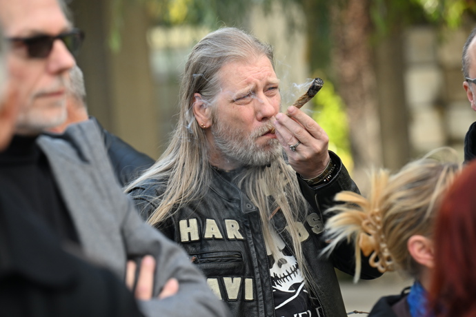 FOTO: Na pohřbu se zapálil joint. – stránka 15