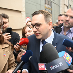 Jan Lipavský mezi novináři.