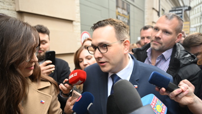 FOTO: Jan Lipavský mezi novináři.