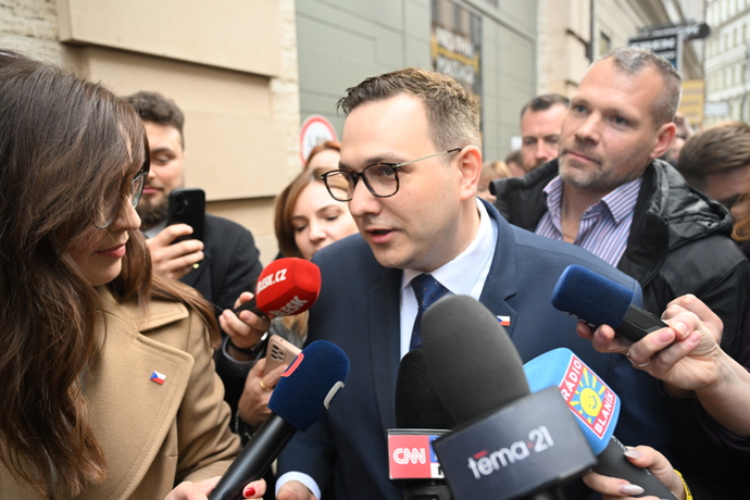FOTO: Jan Lipavský mezi novináři. – stránka 13