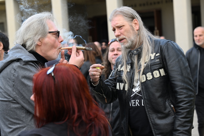 FOTO: Na pohřbu Jana Šatry se zapálil joint. – stránka 6