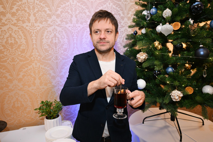 FOTO: Herec a režisér Jiří Mádl  na tiskové konferenci České televize. – stránka 4