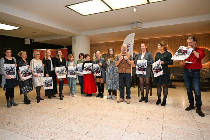 FOTO: Hynek Čermák nafotil hned několik žen. – stránka 11