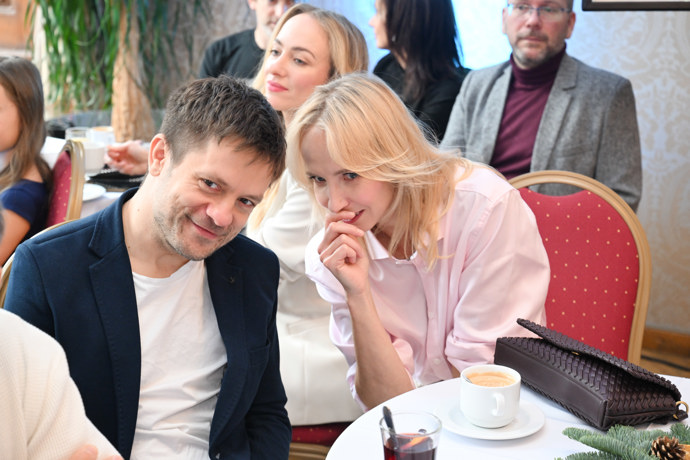 FOTO: Herečtí kolegové si šeptali. – stránka 6