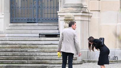 FOTO: Manželka si upravovala boty.