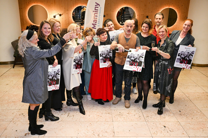 FOTO: Hynek Čermák a ženy, které se objeví v jeho kalendáři. – stránka 10