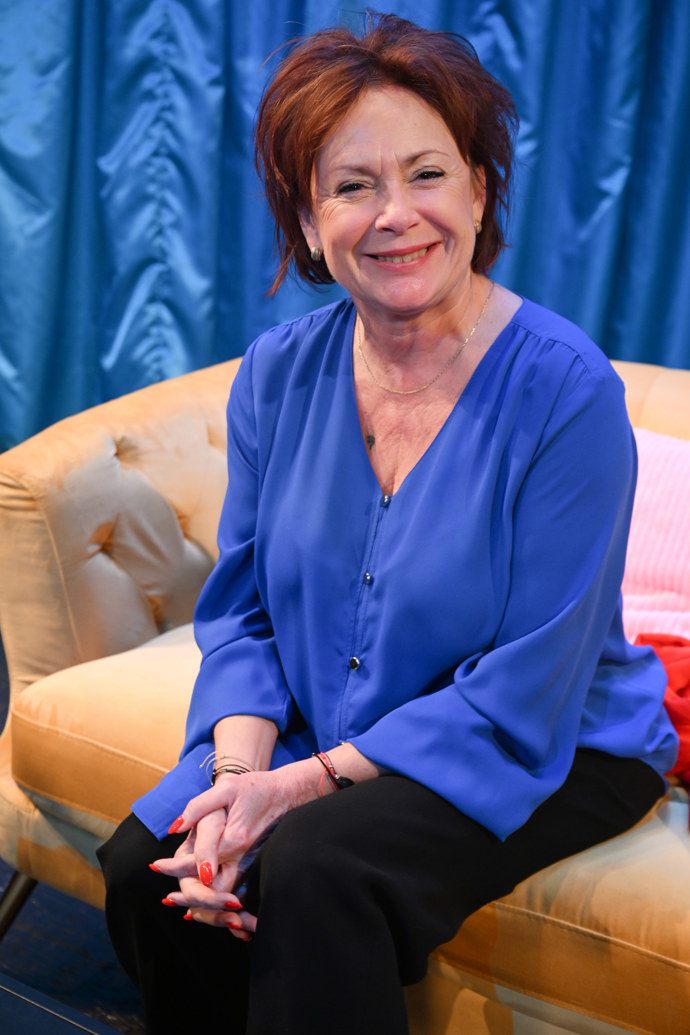 FOTO: Ilona Svobodová na jevišti jen pár dní po stěhování z velkého domu. – stránka 7