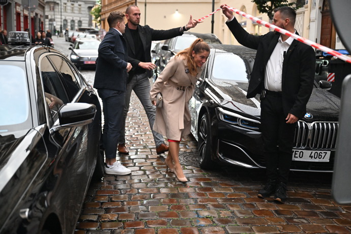 FOTO: Eva Decroix a její příchod do volebního štábu SPOLU. – stránka 13