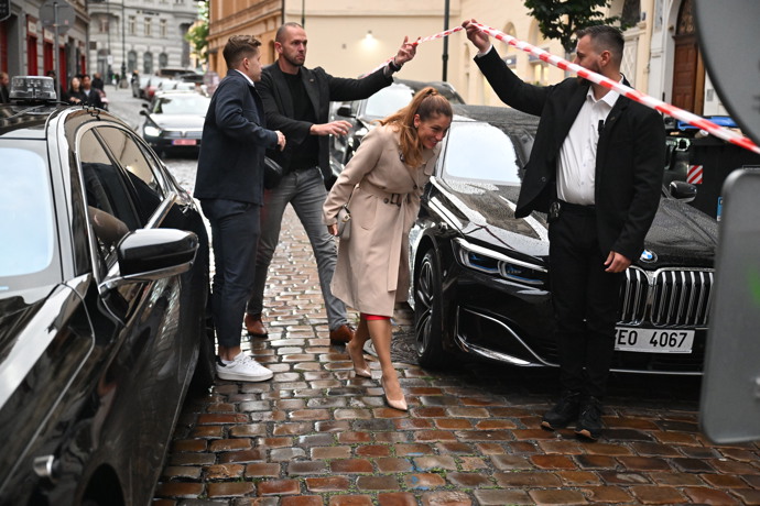FOTO: Eva Decroix a její příchod do volebního štábu SPOLU. – stránka 12