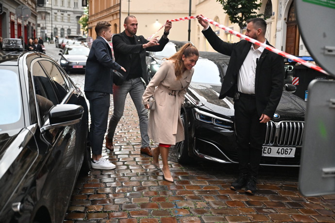 FOTO: Eva Decroix a její příchod do volebního štábu SPOLU. – stránka 11